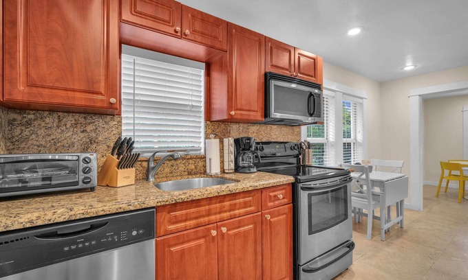 Southwest Coconut Grove Maison | Renovated Grove Bungalow | Steps from Coconut Grove