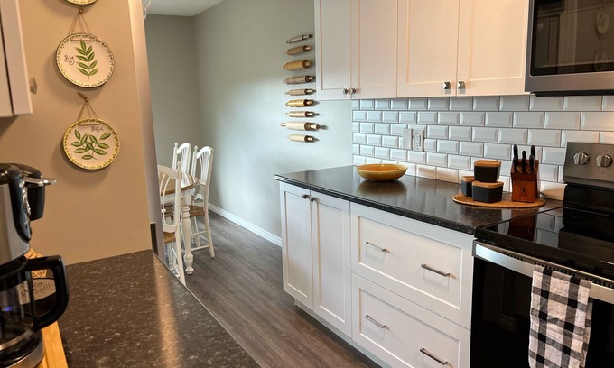 Cochrane Maison | Renovated full duplex w/private space, right in town, 1hr to the Rocky Mountains