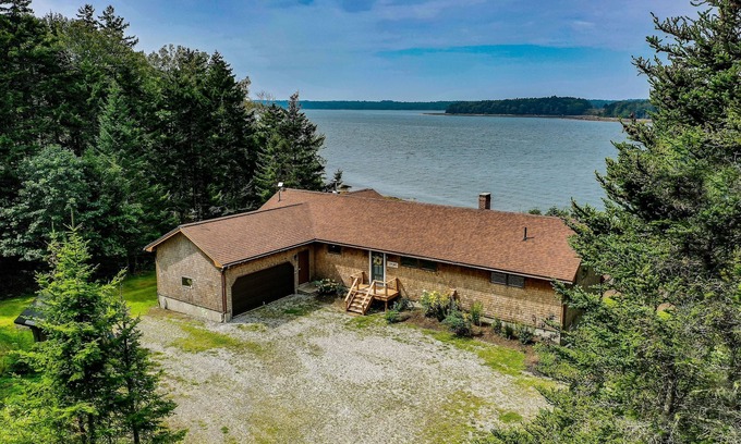 Saint George Maison | Renovated oceanfront home with stunning view & pebbly beach - snowbird-friendly