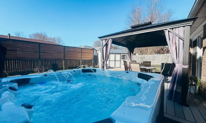 Newburgh Maison | Charming 3-bedroom house with Hot Tub, AC and WiFi in brilliant Newburgh