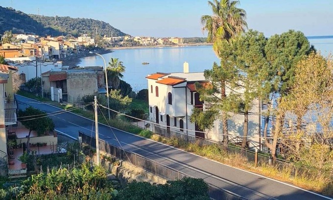 Caronia Appartement | Renovated two-bedroom apartment, parking space, by the sea.
