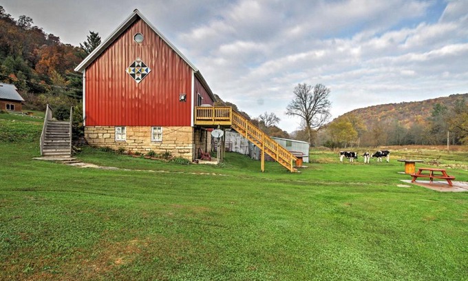 Winona Maison | Renovated Winona Barn with 2 Decks on 80-Acre Lot!