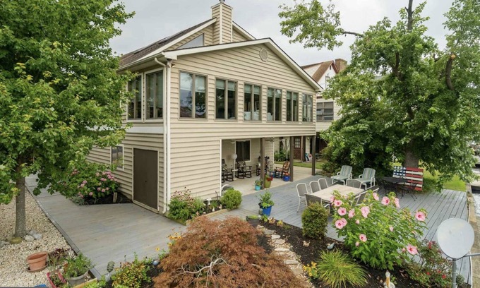 South Bethany Harbor Maison | Renovated with Amazing Water Views & Access - only 1.5 Blocks to Beach!