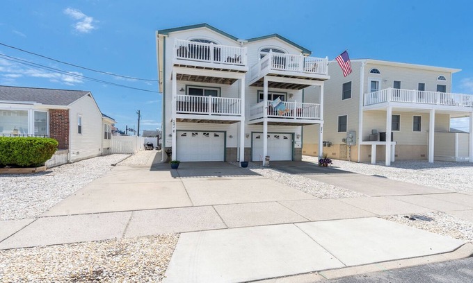 Sea Isle City Maison | Renovated with Backyard Oasis! Quick Walk to Town & Beach. 4 BRs. Sleeps 10