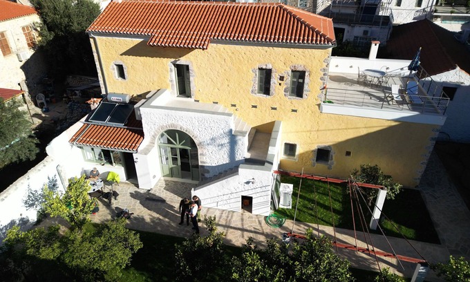 Leonidio Appartement | Renoviertes Steinhaus im Zentrum von Leonidion mit Zwei Wohneinheiten