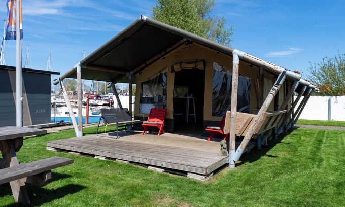 Heeg Maison | Rent a comfortable Safari tent by the water in the water sports village of Heeg!