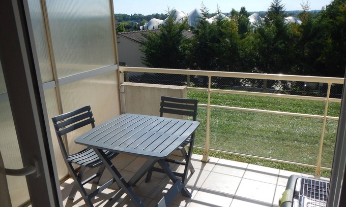 Jonzac Appartement | Location meublé à 800 m des thermes et 100 m des Antilles de JONZAC