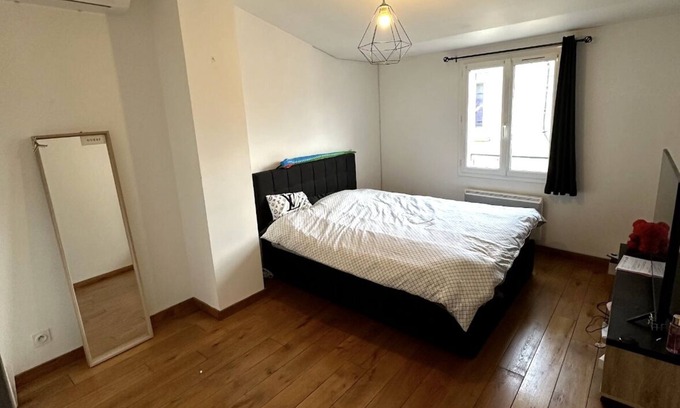 L'Escale Lit Et Petit-Déjeuner | Loue chambre 16m2, équipée d’une télé, accès aux communs.