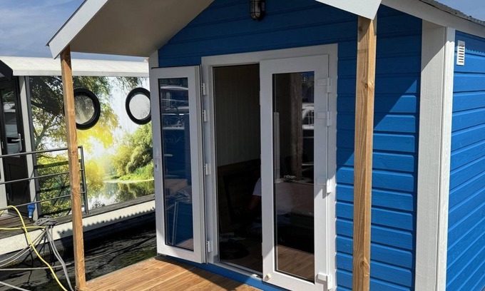 Lathum Maison | Rent your own unique houseboat for 4 people on the water.
