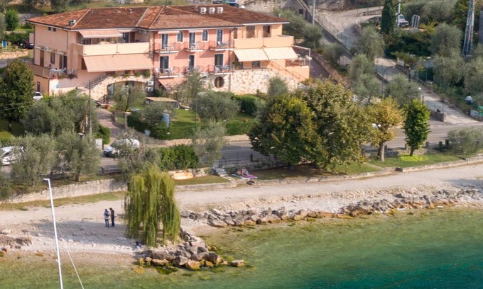 Brenzone sul Garda Appartement | Residence Villa Margherita Suite au Rez-de-Chaussée avec Terrasse Côté Lac