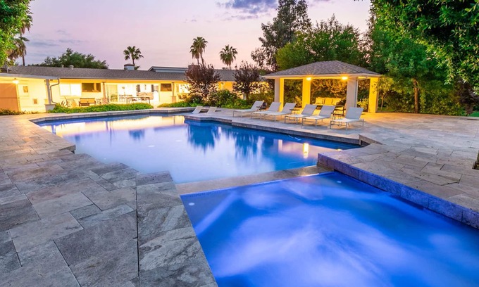 Paradise Valley Village Maison | Stunning Scottsdale Villa with Modern features, Pool/Spa, and Soccer!