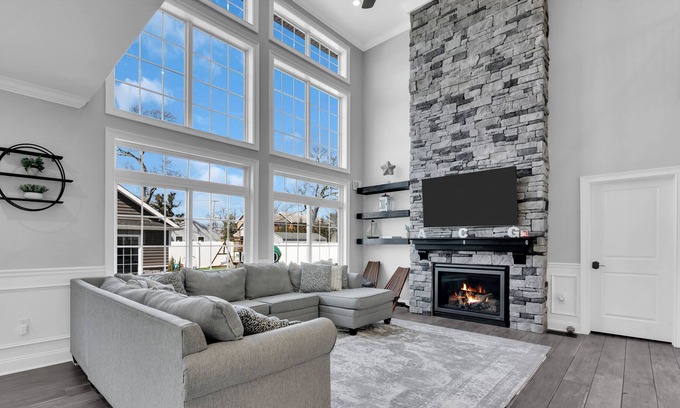 Point Pleasant Maison | Resort like House w/inground pool,theatre room & 8 min drive to Jenkinsons Beach