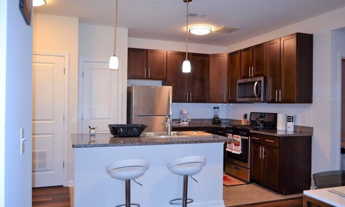 Hillsborough Appartement | Resort style , upscale 2bedroom with den ( 3rd bed room) free parking