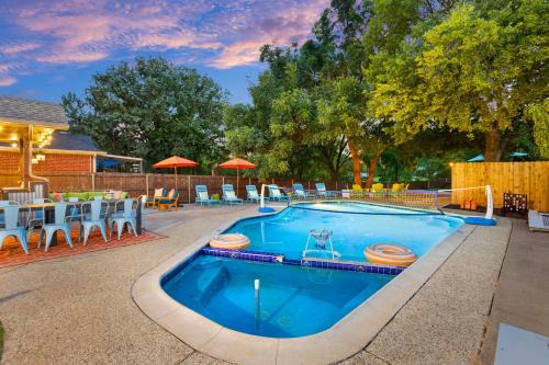 Lake Dallas Maison | Resort Style Backyard Pool Pickleball Court