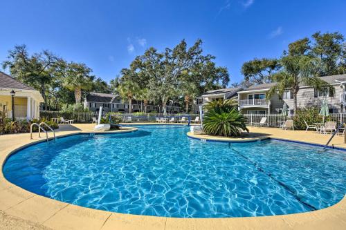 Demere Park Appartement | Resort-Style Condo in St Simons about 1 Mi to Pier!
