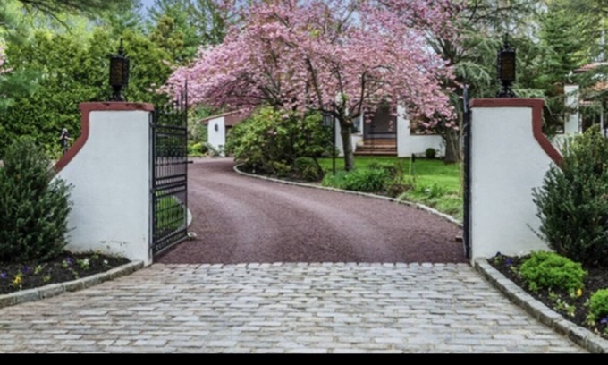Old Brookville Maison | Resort style house for rent in Old Brookville. Minimum 3 nights stay!