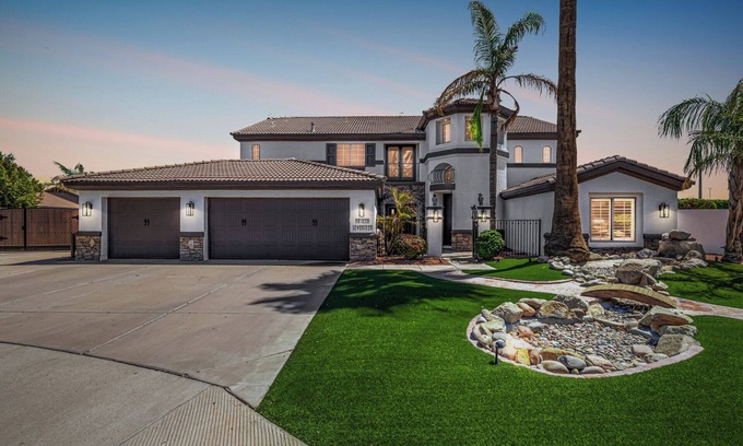 East Mesa Maison | Resort-Style Luxury ~ Pool, Hot Tub, Water Slide, Sports Courts & Family Fun