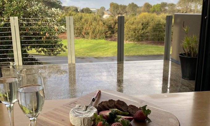 Connewarre Appartement | Resorts largest 2 bedroom apartment - north facing balcony views of golf course.