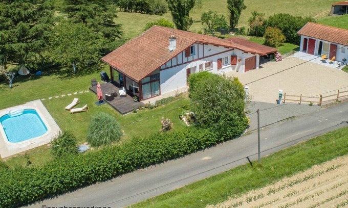 Ramous Maison | Ressourcez-vous en Béarn dans un gîte au contact de la nature.