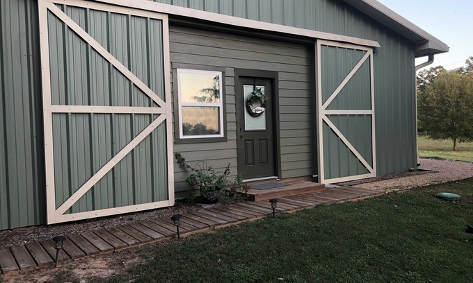 Brenham Maison | Rest and Renewal for you! Just 3 miles to Brenham