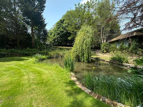 London Borough of Bromley Appartement | Restful Break 2 BR Woods Cottage 2 Acre Garden gated free Parking