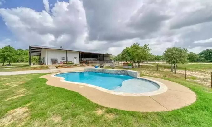 Franklin Maison | Restore 38 Ranch: Hidden gem w/ 3br, pool, porch