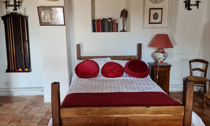 Roeze-sur-Sarthe Maison | Restored family manor - Great Room and its private bathroom