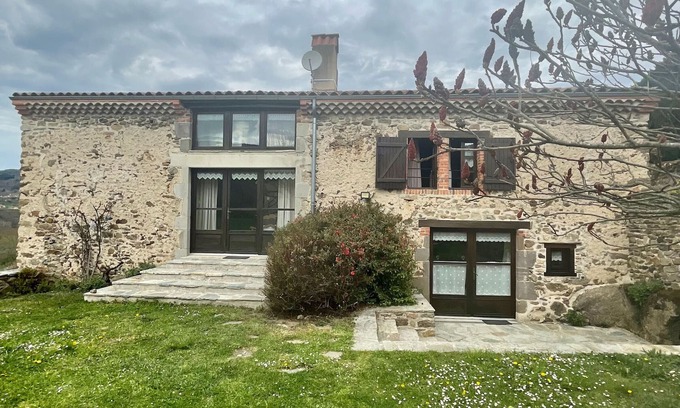 Saint-Ilpize Cottage | Ferme rénovée, 3 chambres, cheminée