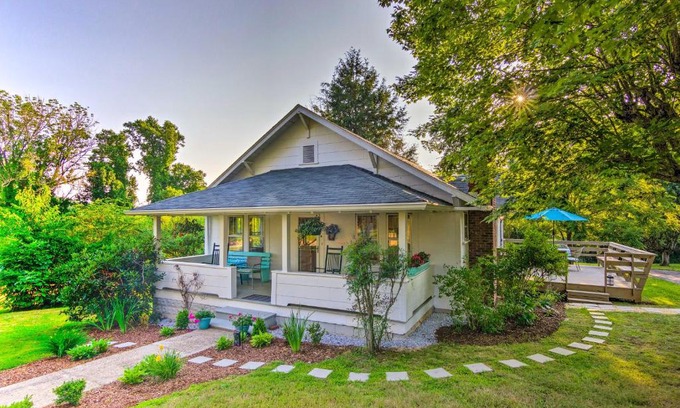 Mars Hill Maison | Restored Mars Hill Home on 1 Acre Walk to Town!