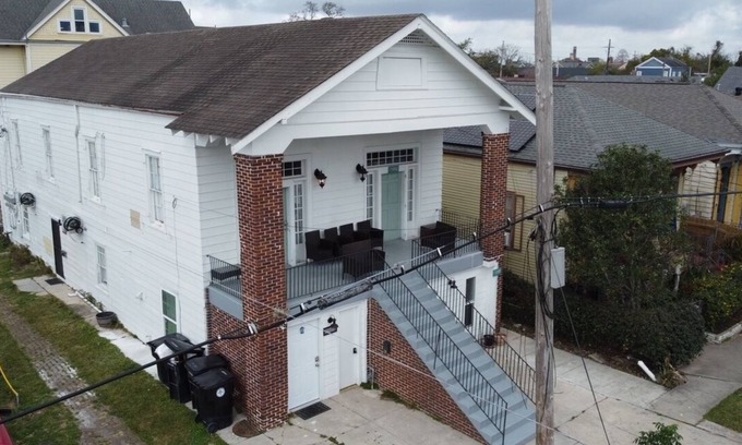 Uptown Historic District Maison | Restored Rustic Uptown Getaway Walk to Everything