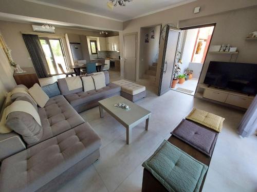 Karpenisi Maison | Rethymno Suburb Maisonette