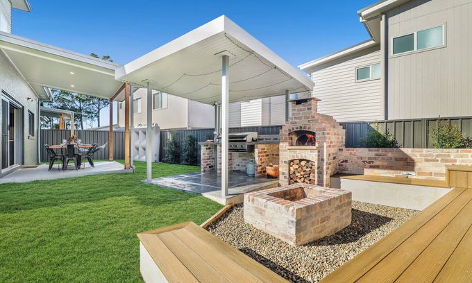 South Nowra Maison | Retreat at Woodland - Entertainers Delight with BBQ, Pizza Oven & Firepit.