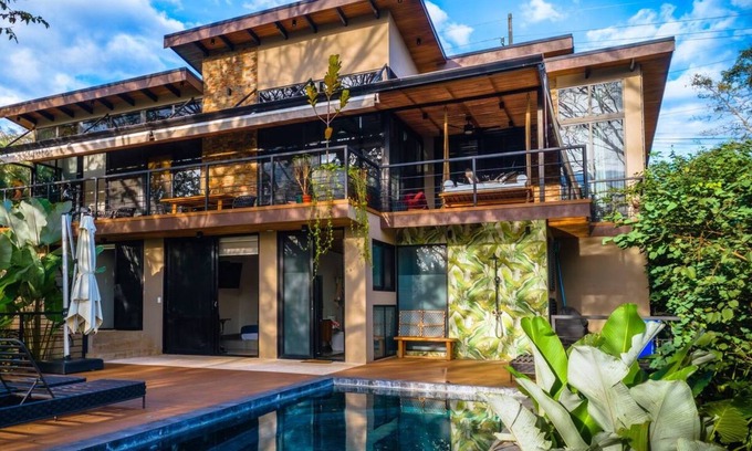 Pan de Azucar Cabine | Retreat in Atenas, Calle Coyoles. 4 bedrooms, kitchen, parking, pool, and jacuzzi.