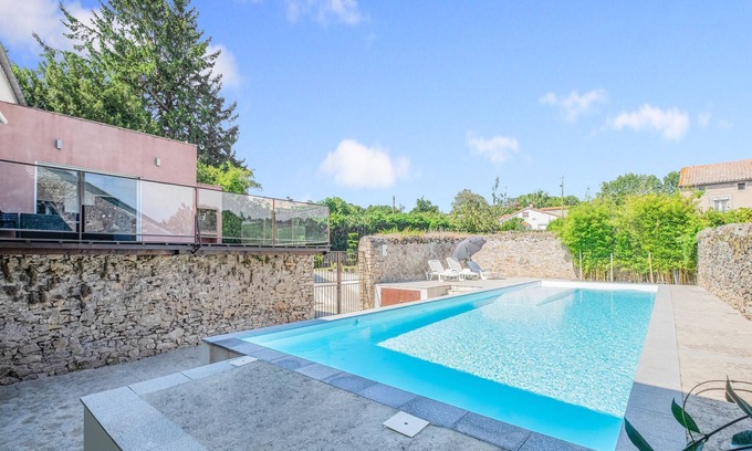 Saint-Denis Maison | Maison de caractère avec piscine dans un village