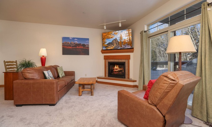 Willow Grove Copropriété | Retreat on the Blue Condo: Your Riverfront Retreat