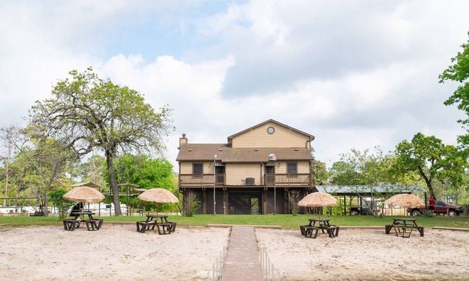 Barrett Station Balnéaire | Retreat Style Oasis with Private Beach