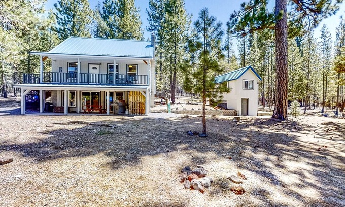 Crescent Maison | Retreat w/ firepit, enclosed yard, kitchen, & W/D