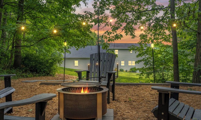 Newport Maison | Retreat with Great View, Hot Tub & Espresso Bar