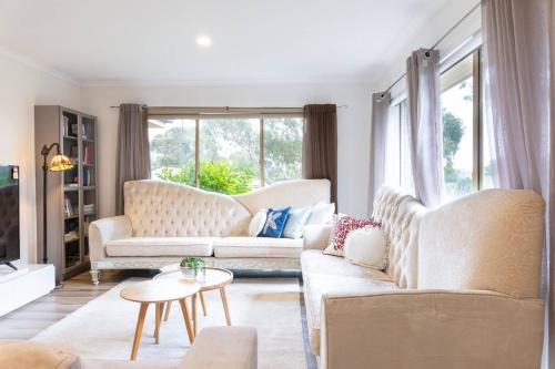 The Basin Maison | Retreat with Panoramic Hills View