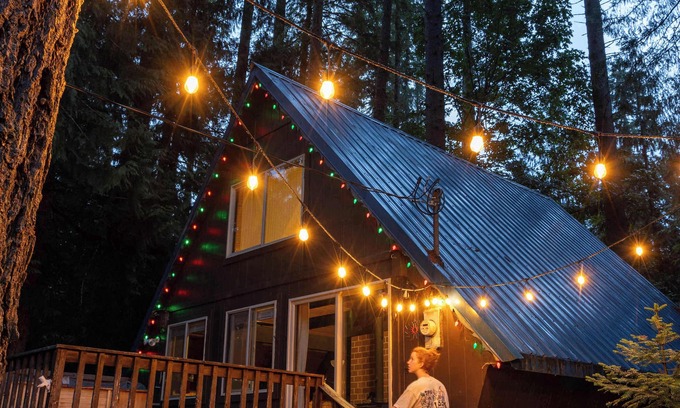 Skykomish Cabine | Retro A-Frame Cabin - Hot tub Firepit & Fireplace