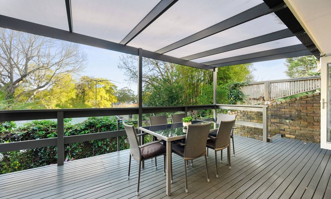 Wahroonga Maison | Retro brick wall courtyard cottage Walk to train station 6 people