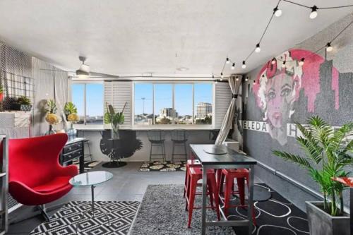 Fortitude Valley Appartement | Retro Chic Vibes, Tropical Pool & Prime Location