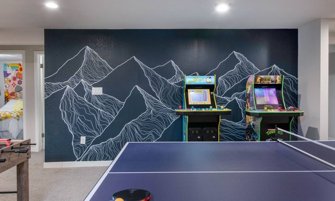Lamar Heights Area Maison | Retro Family Hub - perfect for large groups! Arcade, Nostalgia, Ping Pong