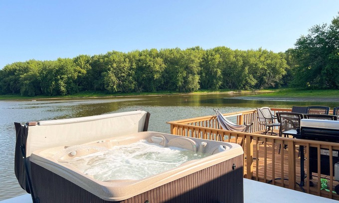 East Dubuque Appartement | Retro floating cabin on river backwaters. HOT TUB!