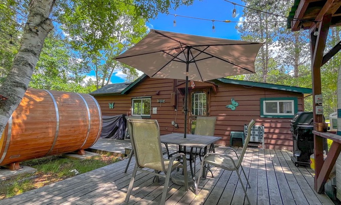 Carlow/Mayo Cabine | Retro Fosters Lake Cabin- Romantic Retreat w Sauna & Volleyball Court