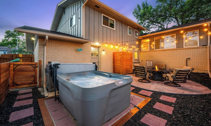 Lakewood Appartement | Retro Guest Suite with private Hot Tub 10 min to Red Rocks, Denver, and Golden.