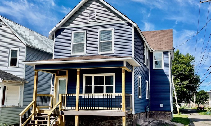 Ishpeming Appartement | Retro-Ish Downtown, 1 Bedroom Upper