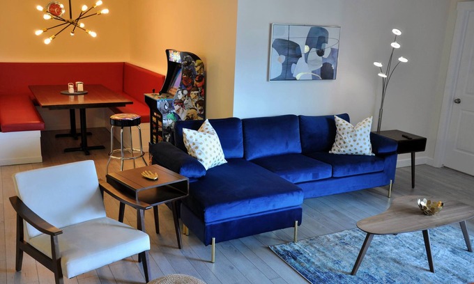 East Kootenay Appartement | Retro Modern Renovated New Furniture 2BD/2BTH