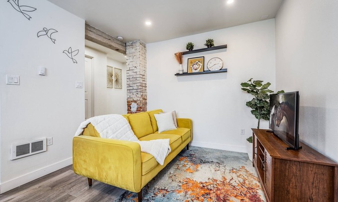 Hilltop Maison | Retro Modern Suite - 1b/Full Kitchen/Office/Private Backyard/Mt.Rainier/DT