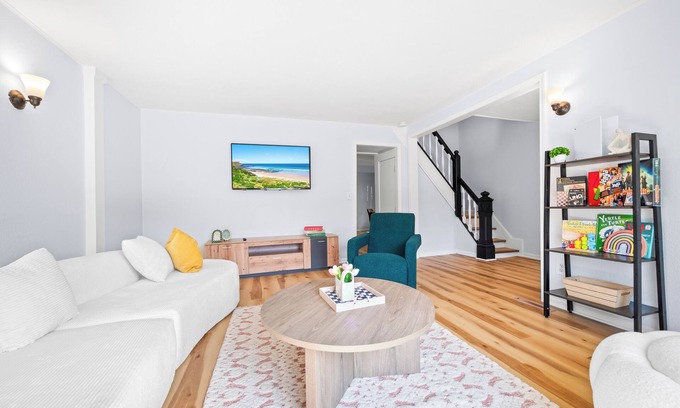 Holland Maison | Retro Quirky 4BR NE Minneapolis House near UMN, US Bank & Huntington Stadiums
